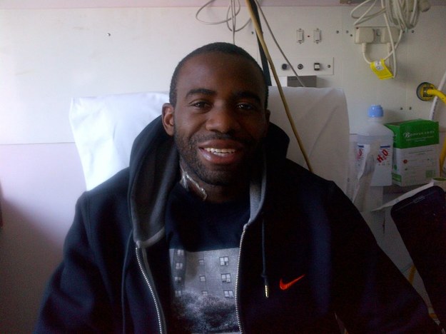 Usmiechnięty Fabrice Muamba na szpitalnym łóżku /INTERIA.PL