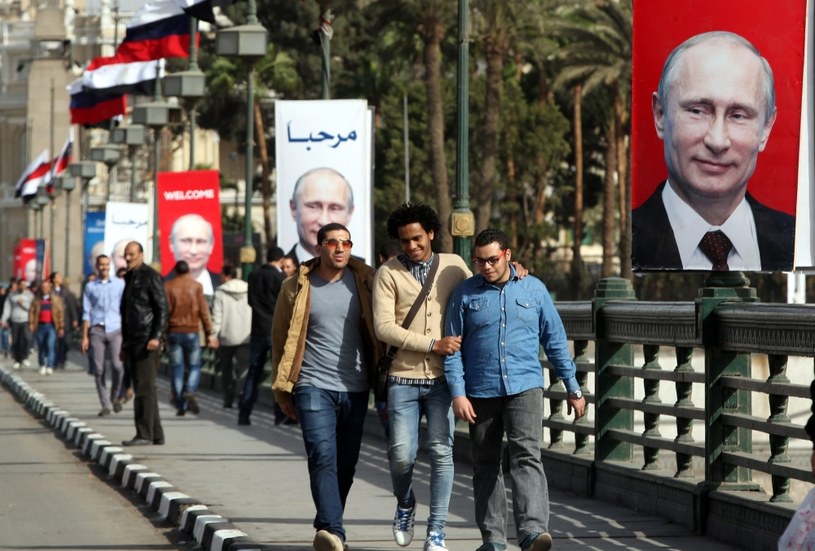 Uśmiechnięty Putin zawładnął ulicami Kairu /PAP/EPA