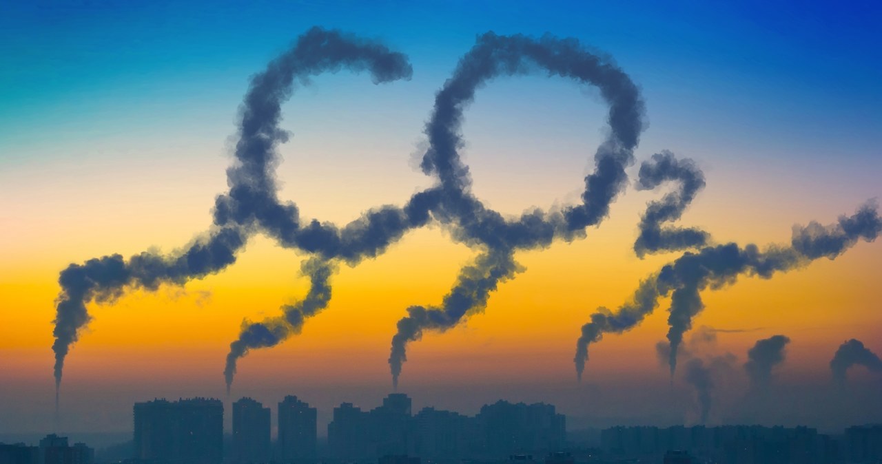 Uśpienie gospodarki skutkuje mniejszą emisją CO2 w związku z zamknięciem wielu zakładów /123RF/PICSEL