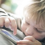 Uspokajanie dziecka przy pomocy smartfona ma negatywne skutki