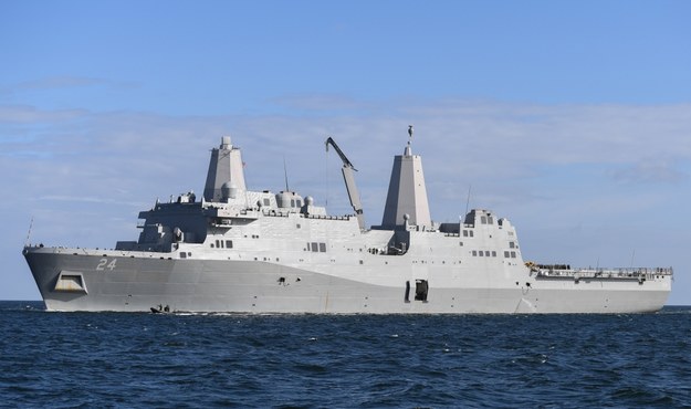 USS Arlington to kolejny okręt wojenny wysyłany przez USA na Bliski Wschód /David Hecker    /PAP/EPA