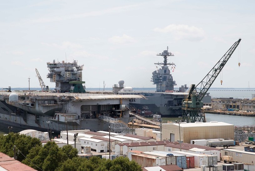 USS Enterprise (z lewej) po wycofaniu ze służby w jednym z doków Newport News Shipbuilding. Obok USS Gerald R. Ford /Wikipedia