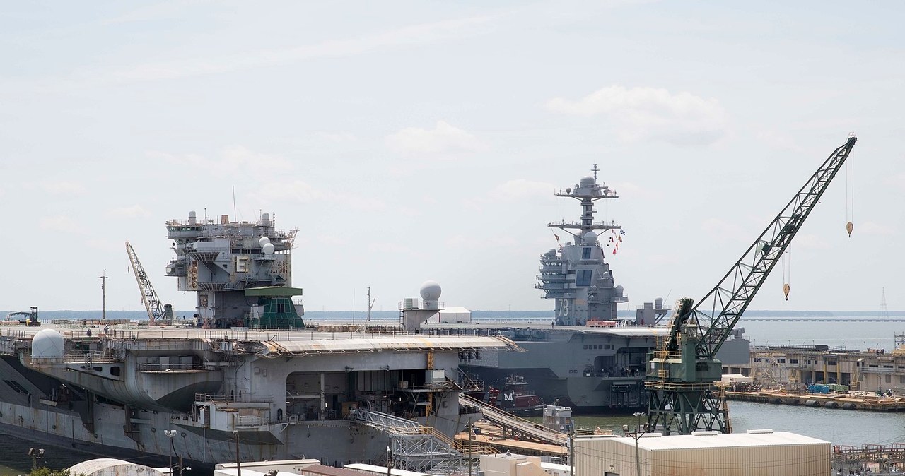 USS Enterprise (z lewej) po wycofaniu ze służby w jednym z doków Newport News Shipbuilding. Obok USS Gerald R. Ford /Wikipedia