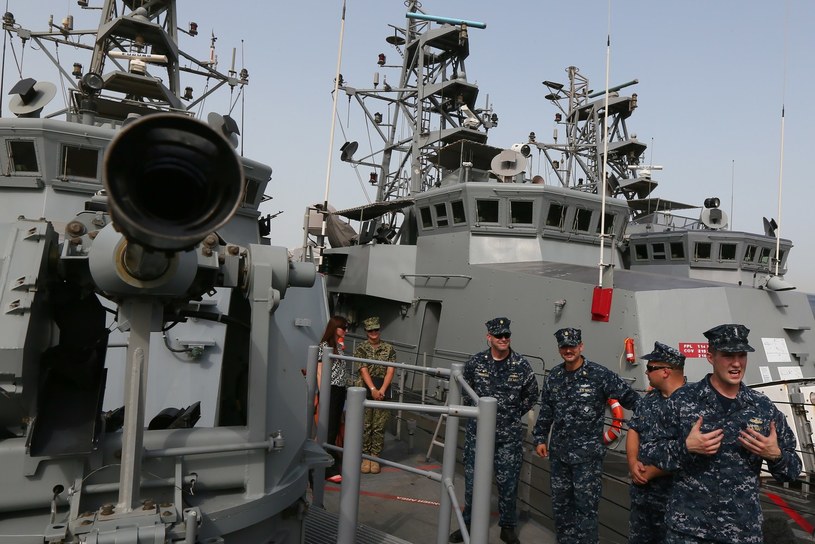 USS "Firebolt" i część jego załogi - zdj. archiwalne /AFP PHOTO/MARWAN NAAMANI /AFP