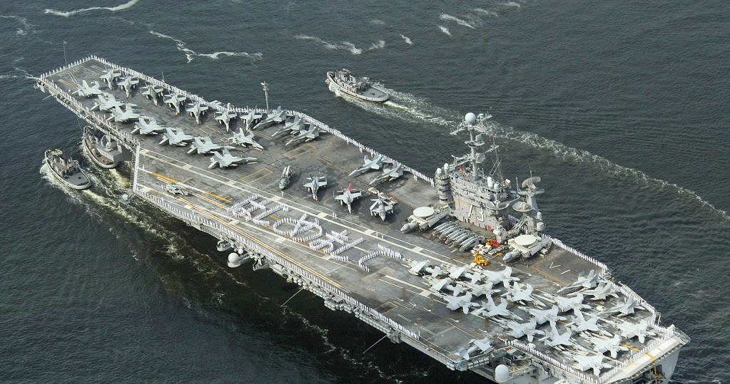 USS George Washington  - trudno uwierzyć, ale pole magnetyczne supermagnezu jest w stanie podnieść lotniskowiec /AFP
