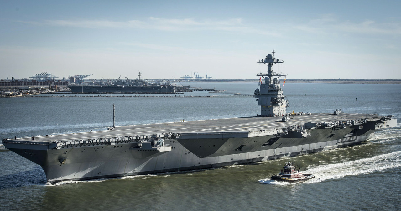 USS Gerald Ford bierze udział w manewrach... /East News