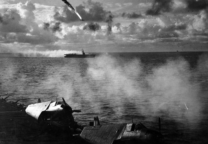 USS "Kitkun Bay" broni się przed atakującymi kamikaze 1 stycznia 1945 roku /East News