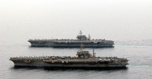 USS Kitty Hawk (pierwszy plan) i USS Constellation /AFP