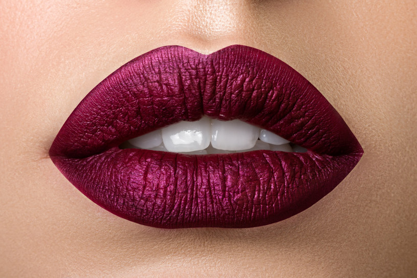 Usta w ciemniejszych odcieniach fioletu będą modne przez najbliższe tygodnie. Takie odcienie pięknie podkreślają słowiańską urodę /123RF/PICSEL