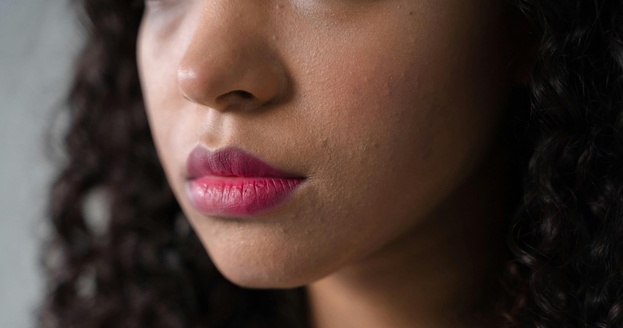 Usta większe i pełniejsze bez konturówki, wystarczy cień i rozświetlacz w strategicznych miejscach /Ron Lach /pexels.com