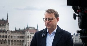 Ustalili, gdzie mieszka Marcin Romanowski. Lokal należy do pracownika Fideszu