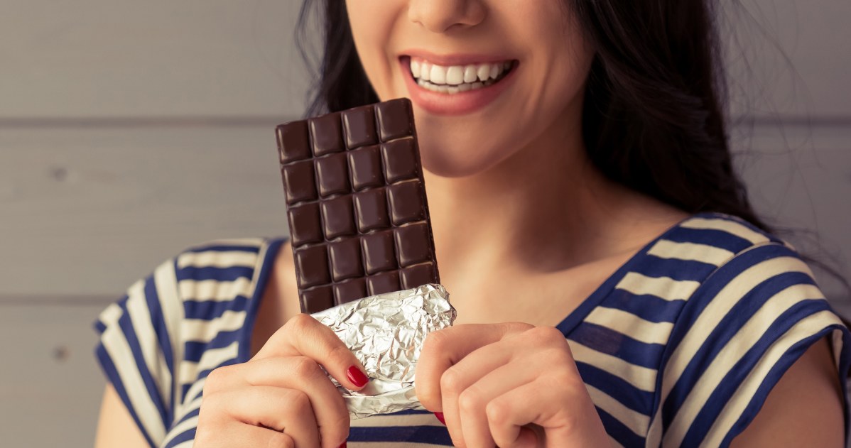 Ustalono, ile kostek gorzkiej czekolady można zjeść dziennie. Skorzysta mózg i figura /123RF/PICSEL
