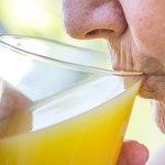 Ustalono, kto nie powinien pić soków owocowych. Nasilają przykre objawy