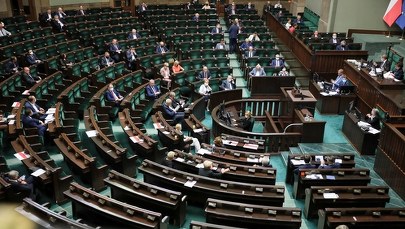 Ustawa o podwyżkach pensji dla polityków trafi do sejmowej "zamrażarki"