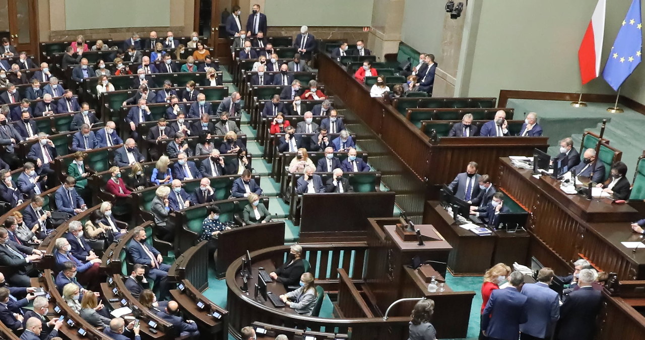 Ustawa okołobudżetowa na 2022 r. uchwalona przez Sejm /PAP