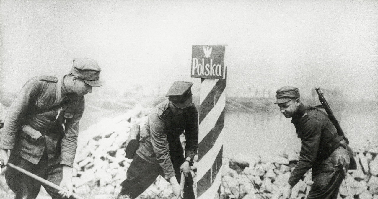 Ustawianie polskich słupów granicznych nad Odrą, 1945 /Reprodukcja: FoKa /Agencja FORUM