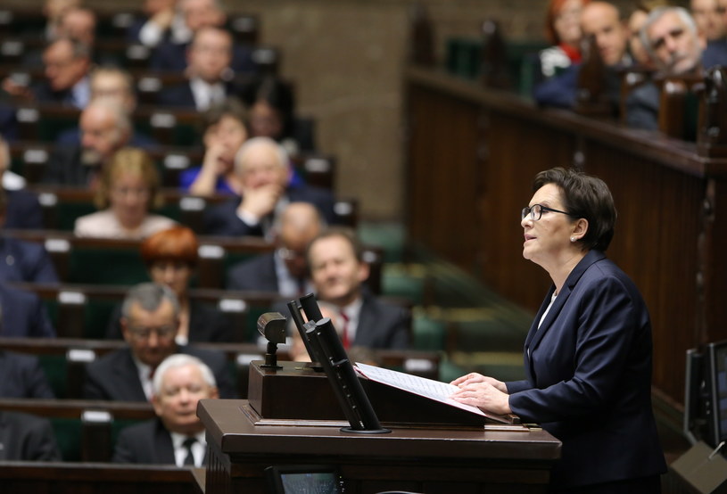 Ustępująca premier Ewa Kopacz składa dymisję rządu /Paweł Supernak /PAP