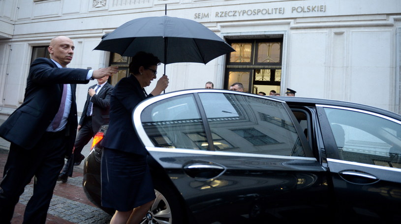 Ustępująca premier Ewa Kopacz wychodzi z Sejmu, by udać się do Pałacu Prezydenckiego w Warszawie /Jacek Turczyk /PAP