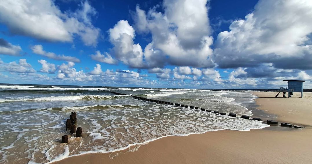 Устка розташована на узбережжі Балтійського моря, а її берегова лінія відзначається чистими піщаними пляжами /Domena publiczna