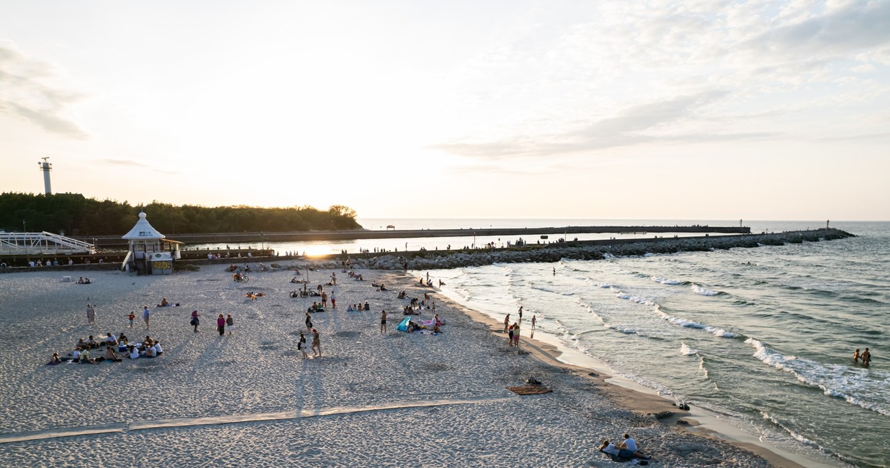 Ustka to popularny kurort nad Morzem Bałtyckim. Za co uwielbiają go turyści? /East News