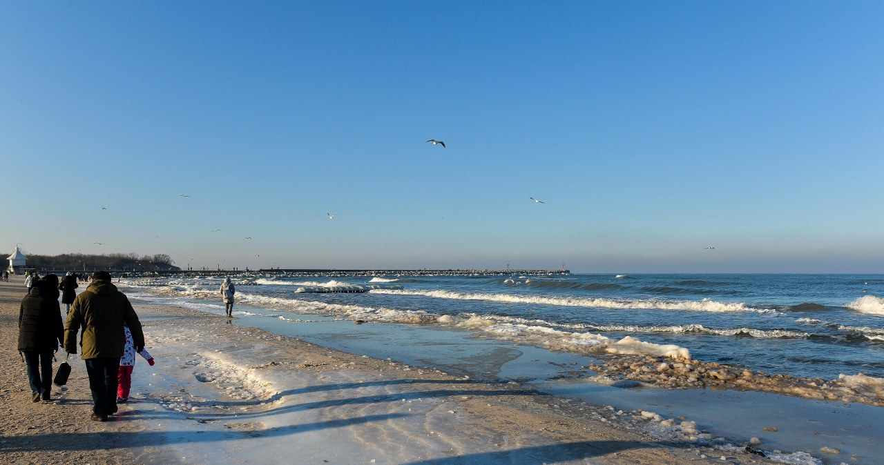 Ustka zachwyca zimową porą. Oferuje spacery pustymi plażami oraz baseny termalne /East News