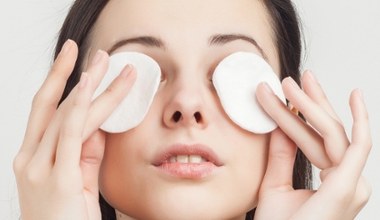 Usuń resztki kleju po sztucznych rzęsach. Sposób bez podrażnień