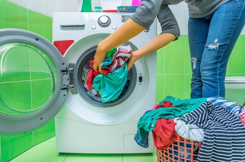 Usuń z pralki, rachunki będą mniejsze. Prosta metoda, którą warto stosować 