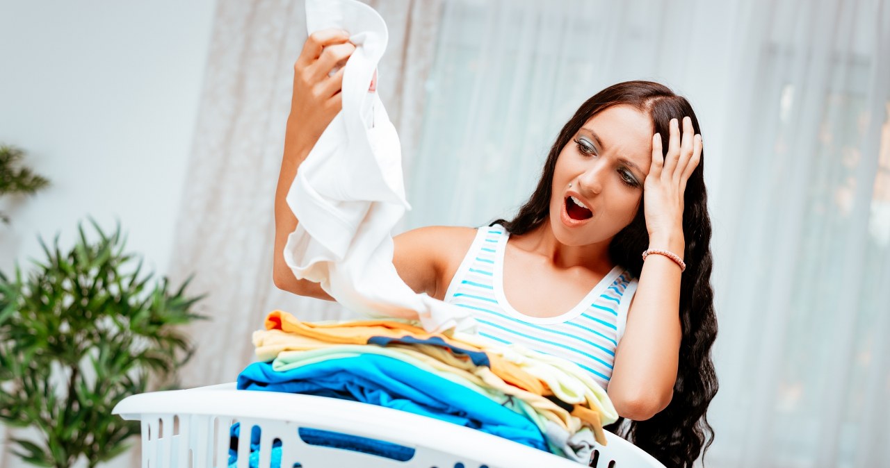 Usunięcie plam żywicy z ubrań nie jest proste. Wypranie brudnych rzeczy w pralce może nie wystarczyć. /Pixel