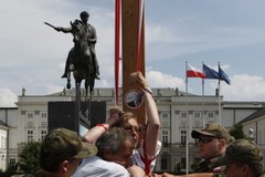 Usunięcie protestującej kobiety spod krzyża