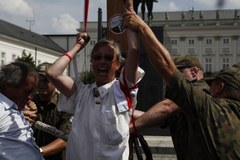 Usunięcie protestującej kobiety spod krzyża
