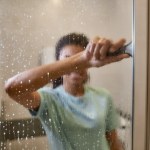 Usuniesz kamień z kabiny prysznicowej bez szorowania. Wystarczy kilka minut