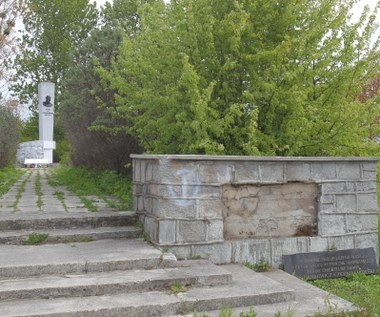 Usunięto napisy z pomnika sowieckiego generała