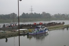 Usunięto pierwszą zatopioną barkę ze stopnia wodnego Dąbie w Krakowie 