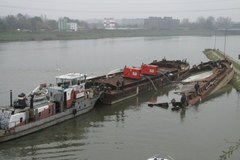 Usunięto pierwszą zatopioną barkę ze stopnia wodnego Dąbie w Krakowie 
