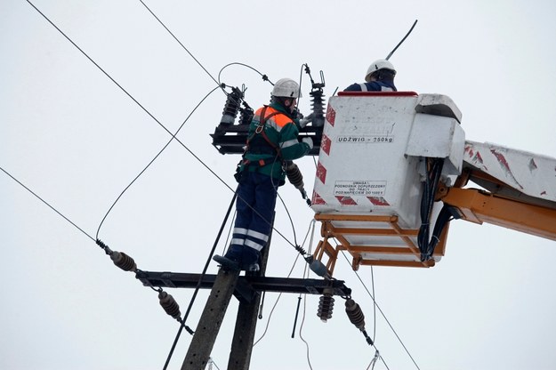 Usuwanie awarii linii energetycznych w miejscowości Dobrzyniewo Duże /Artur Reszko /PAP