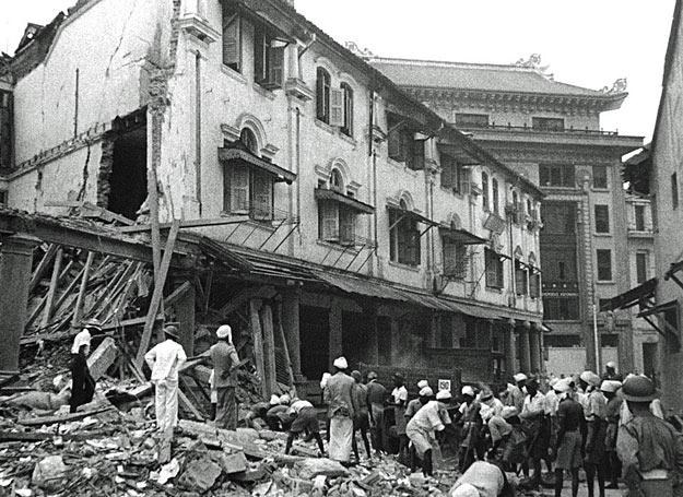 Usuwanie gruzu po japońskim nalocie na brytyjską bazę wojskową w Singapurze. 17 stycznia 1942 r. /Polska Zbrojna
