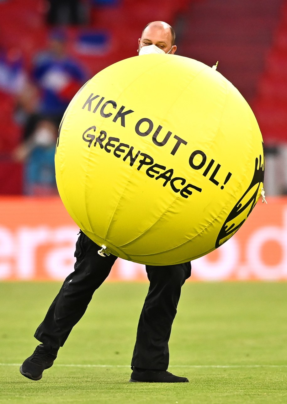 Usuwanie piłki Greenpeace ze stadionu /LUKAS BARTH-TUTTAS /PAP/EPA