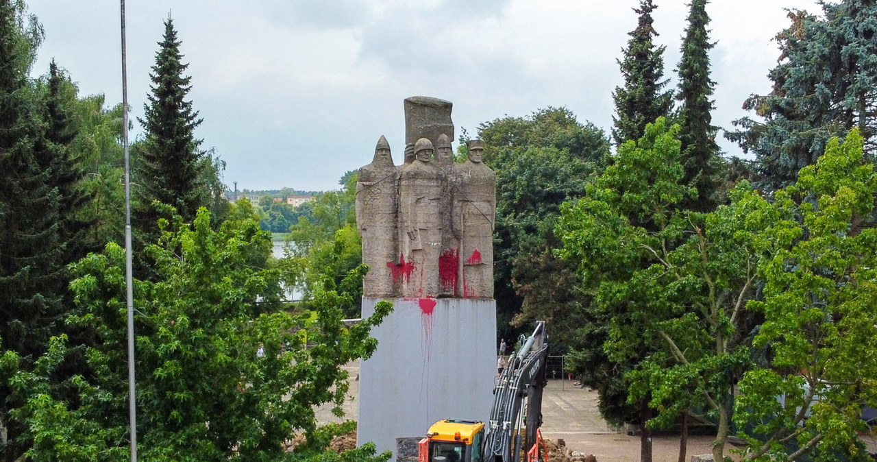 Usuwanie pomnika Kombatantom Rzeczypospolitej Polskiej na Placu Wolności w Nowogardzie