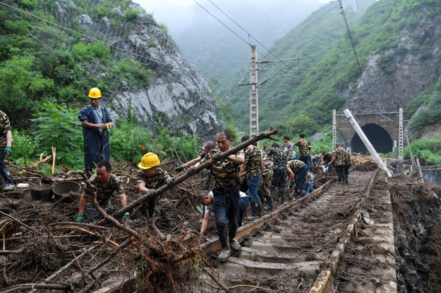 Usuwanie powalonych drzew z torów kolejowych /XINHUA / Ju Huanzong /PAP/EPA