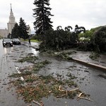 Usuwanie skutków huraganu, który przeszedł nad Moskwą. Zginęło co najmniej 16 osób