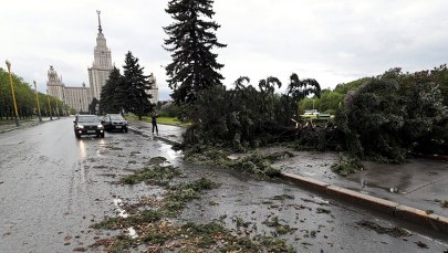 Usuwanie skutków huraganu, który przeszedł nad Moskwą. Zginęło co najmniej 16 osób