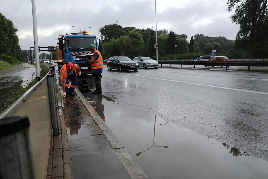 Usuwanie skutków zalania na Wisłostradzie /Albert Zawada /PAP