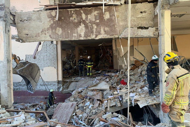 Usuwanie zniszczeń po ostrzale przez wojska rosyjskie w Charkowie /DSNS /PAP