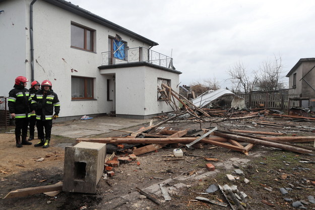 Usuwanie zniszczeń po przejściu trąby powietrznej w miejscowości Smaszków w Łódzkiem /Roman Zawistowski /PAP