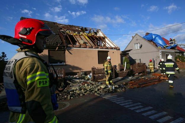 Usuwanie zniszczeń po przejściu trąby powietrznej w miejscowości Dobrzyca w południowej Wielkopolsce /	Tomasz Wojtasik /PAP