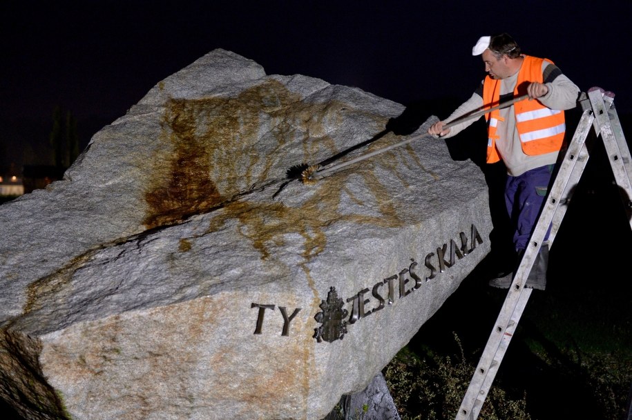 Usuwanie zniszczeń z głazu /Jacek Bednarczyk /PAP