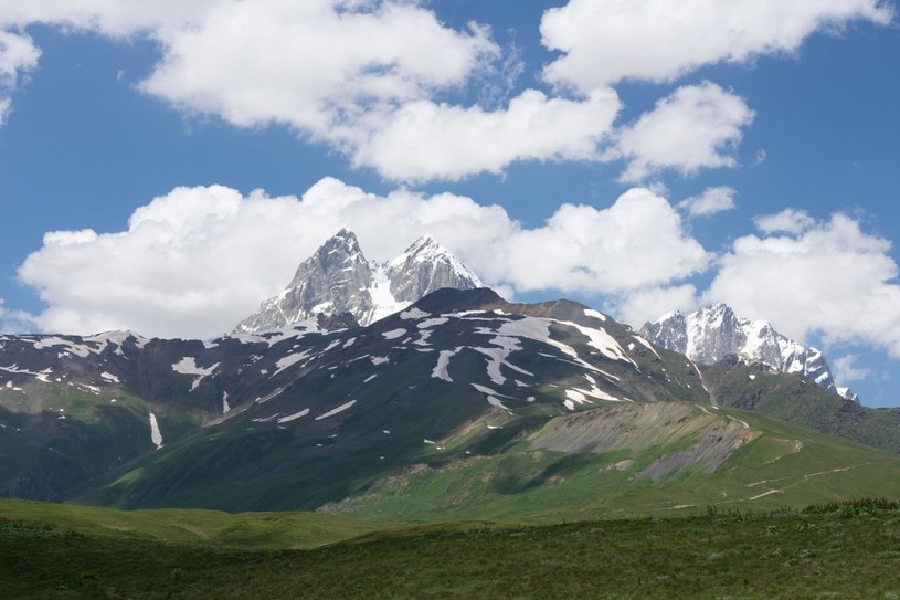 Uszba, góra o dwóch wierzchołkach nazywana Matterhornem Kaukazu. Mierzy 4700 m, wyprawa na szczyt zajmuje 12 godzin /123RF/PICSEL