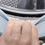 Uszczelka w pralce śmierdzi? Tak szybko pozbędziesz się brudu i pleśni