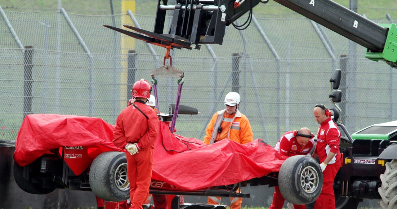 Uszkodzenia ferrari nie są zbyt duże /AFP