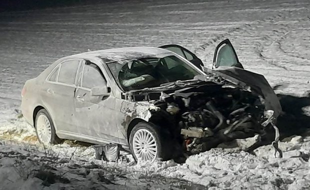 Uszkodził kilka samochodów. Ucieczka zakończona w polu